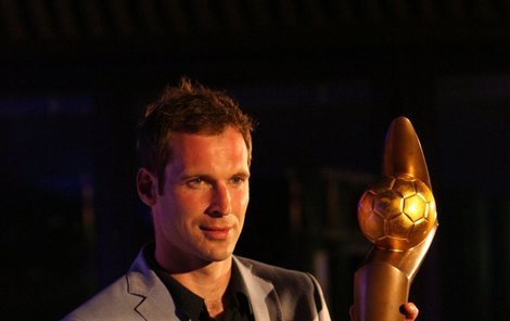 Petr Čech a jeho jediná letošní trofej – Zlatý míč.