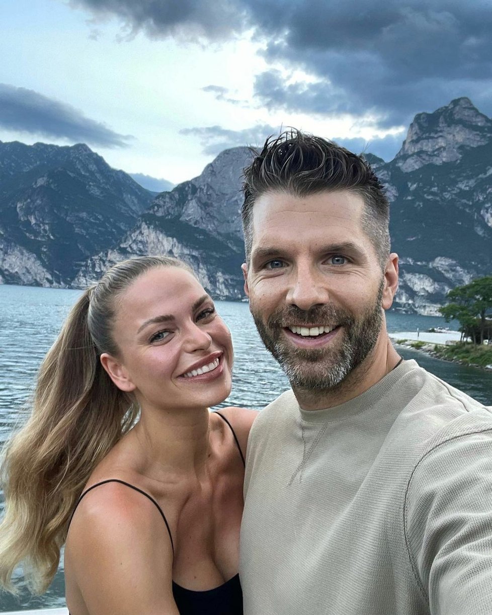 Petr GALERIE: Moderátor Petr Cerha a Tess Lojkásková: Romantické zásnuby ...