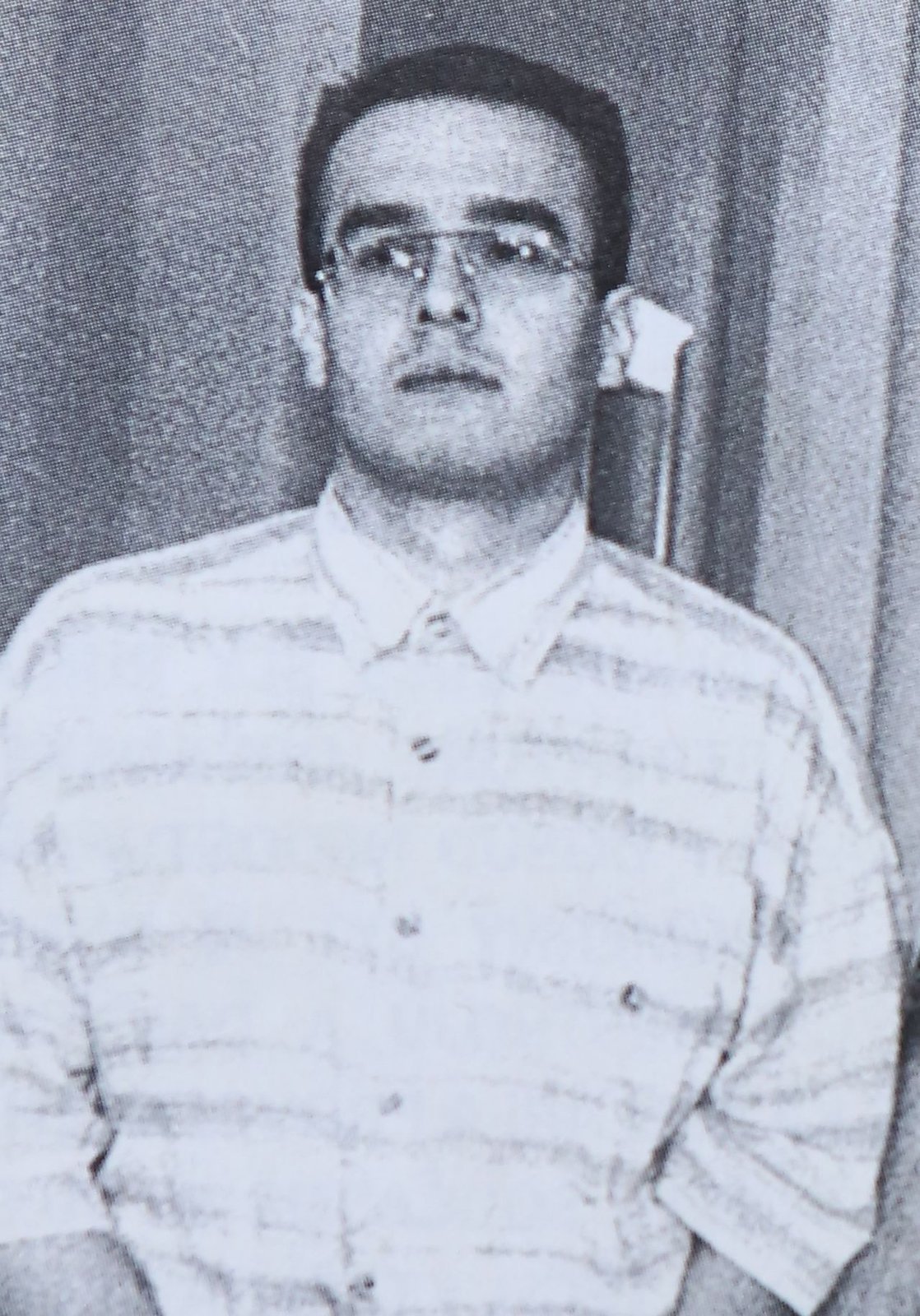 To ON zničil rodině život! Detektiva mjr. Jiřího Linharta (†29) zastřelil tehdy 21letý Petr Chromek 23. dubna 1998 v domě v Táboritské ulici na pražském Žižkově během zásahu proti pachatelům podezřelým z loupeží, únosů a vydírání. Dalšího jeho kolegu postřelil. Soud ho poslal za mříže na 22 let.