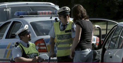 Čtvrtníček si rád střílí z obyčejných lidí. Zde se například vydával za příslušníka policie.