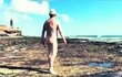 V děkovacím videu se ukázal nahý.