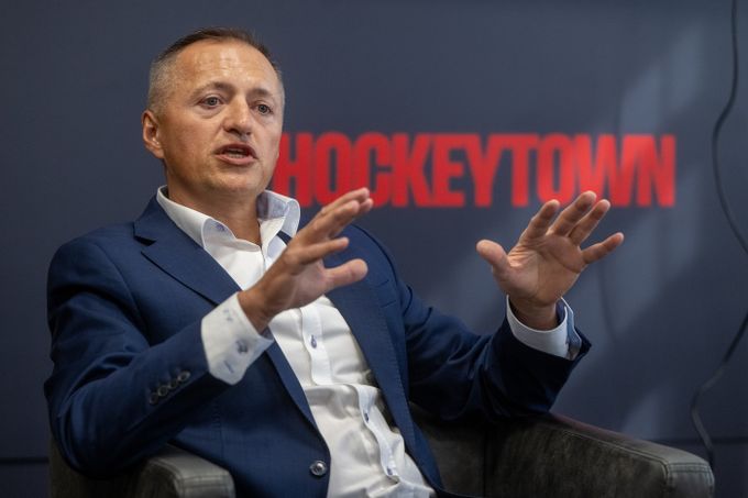 Pardubický boss Dědek vyráží do boje o extraligu: Koupím všechny! Za 10 miliard během 15 let! Pardubický boss Dědek vyráží do boje o extraligu: Koupím všechny! Za 10 miliard během 15 let!