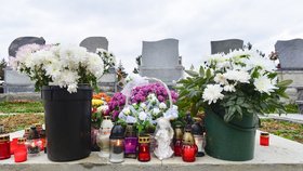 Květiny a svíčky na hrobě Moniky a Klárky