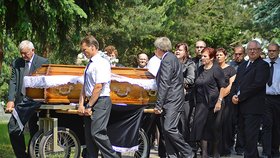 Pohřeb otráveného Petra byl velmi emotivní.