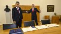 První schůze nové vlády: Premiér Andrej Babiš (ANO) a odcházející premiér Petr Fiala (ODS) (15. 12. 2025) První schůze nové vlády: Premiér Andrej Babiš (ANO) a odcházející premiér Petr Fiala (ODS) (15. 12. 2025)