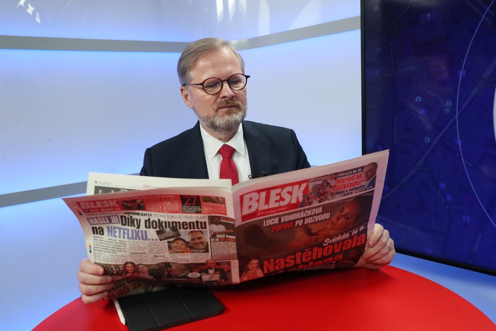 Premiér Petr Fiala ve studiu Blesku. (18.5.2023)