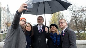 Nejbližší tým Petra Fialy. František Cerha - tajemník premiéra, Jana Kotalíková - vedoucí Úřadu vlády, Petra Fojtíková - vrchní ředitelka Sekce Kabinetu předsedy vlády, Václav Smolka - ředitel odboru komunikace Úřadu vlády (tiskový mluvčí)