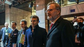Petr Fiala a Emmanuel Macron v Bruselu