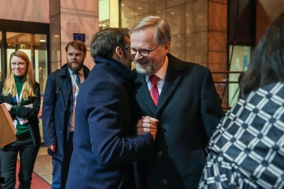 Petr Fiala a Emmanuel Macron v Bruselu