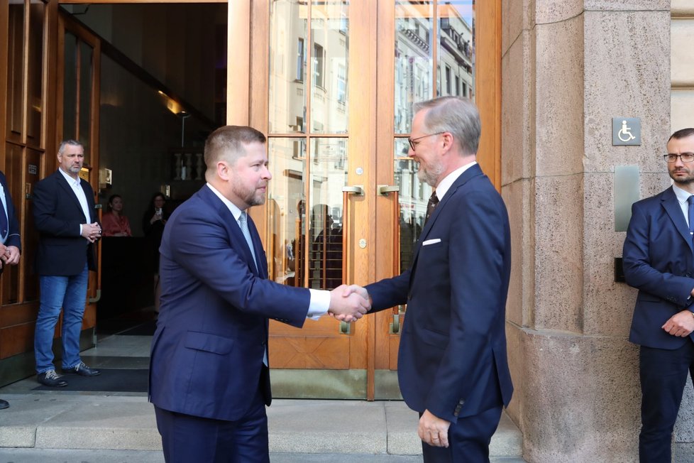 Premiér Petr Fiala s guvernérem ČNB Alešem Michlem. (25.5.2023)