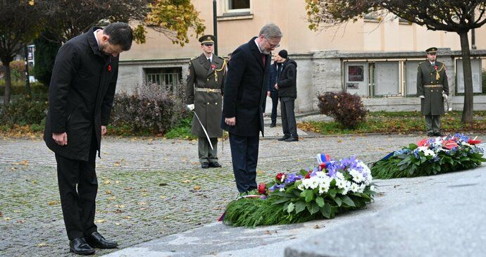 Česko si připomíná památku válečných veteránů. Fiala ji v Praze uctí i s Hegerem