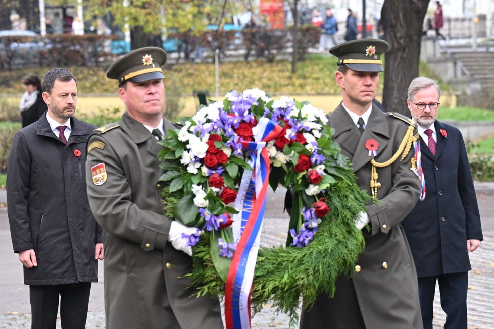 Premiér Petr Fiala (ODS) a slovenský premiér Eduard Heger uctili památku československých legionářů u Památníku československých legionářů (11.11.2022).