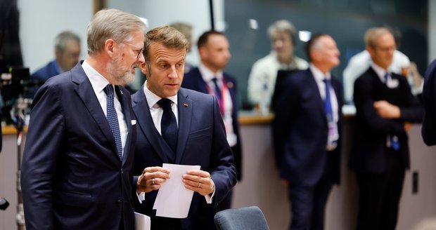 Fiala v Bruselu se Zelenským a Macronem: Podivná skvrna v obličeji! Přiznal, že musel na zákrok