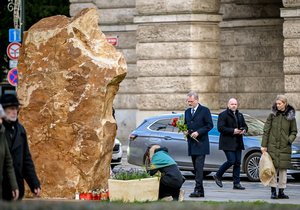 Politici k výročí střelby na Filozofické fakultě: Jsme s vámi, vzkazuje Fiala přeživším