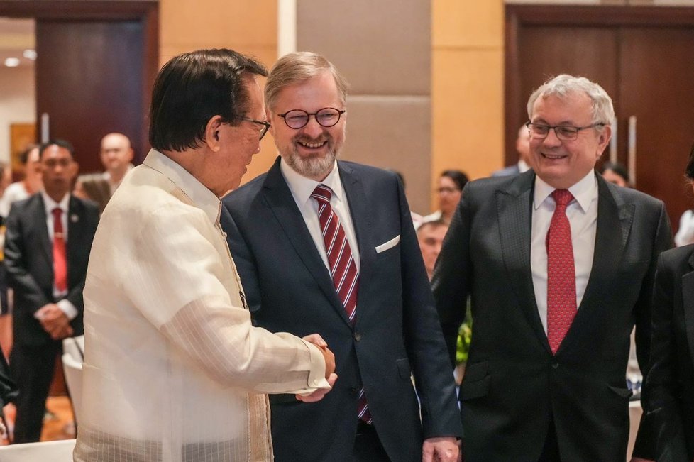 Premiér Petr Fiala (ODS) a prezident Hospodářské komory Vladimír Dlouhý na návštěvě Filipín (17.4.2023)