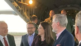 Přílet české delegace v čele s premiérem Fialou a kardinálem Dukou do Říma v předvečer pohřbu papeže Františka (25.4.2025)