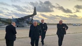 Přílet české delegace v čele s premiérem Fialou a kardinálem Dukou do Říma v předvečer pohřbu papeže Františka (25.4.2025)