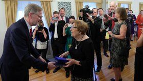 Premiér Petr Fiala uděluje dceři Milady Horákové medaili Karla Kramáře (16.4.2024)