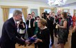 Premiér Petr Fiala uděluje dceři Milady Horákové medaili Karla Kramáře (16.4.2024)