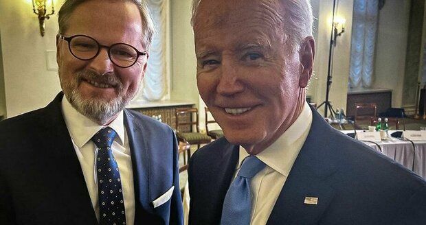 Fiala s Bidenem ve Varšavě: Prezident USA řekl, že má Česko rád. A premiér odhalil cenu zbraní