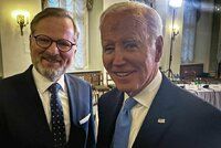 Fiala s Bidenem ve Varšavě: Prezident USA řekl, že má Česko rád. A premiér odhalil cenu zbraní