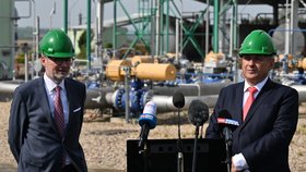 Premiér Fiala (ODS) a ministr průmyslu a obchodu Síkela (STAN) si na Břeclavsku prohlédli státem odkoupené zásobníky plynu společnosti RWE Gas Storage CZ (18.9.2023)
