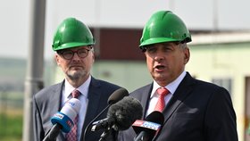 Premiér Fiala (ODS) a ministr průmyslu a obchodu Síkela (STAN) si na Břeclavsku prohlédli státem odkoupené zásobníky plynu společnosti RWE Gas Storage CZ