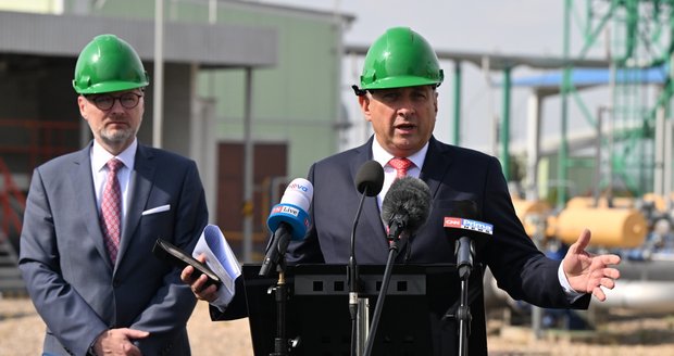Fialova vláda dovršila sporný nákup: Česko dalo 8,8 miliardy Kč za zásobníky na plyn a firmu od RWE