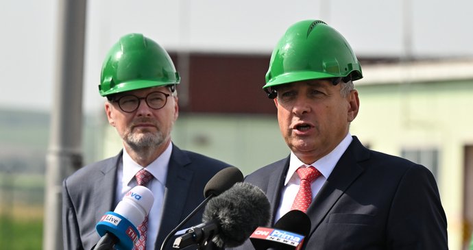 Premiér Fiala (ODS) a ministr průmyslu a obchodu Síkela (STAN) si na Břeclavsku prohlédli státem odkoupené zásobníky plynu společnosti RWE Gas Storage CZ. Nyní se chystá další miliardová akvizice.
