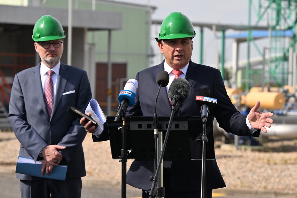 Premiér Fiala (ODS) a ministr průmyslu a obchodu Síkela (STAN) si na Břeclavsku prohlédli státem odkoupené zásobníky plynu společnosti RWE Gas Storage (18. 9. 2023).