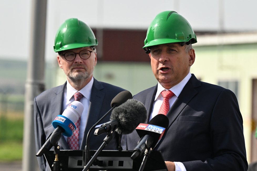 Premiér Fiala (ODS) a ministr průmyslu a obchodu Síkela (STAN) si na Břeclavsku prohlédli státem odkoupené zásobníky plynu společnosti RWE Gas Storage CZ (18.9.2023).