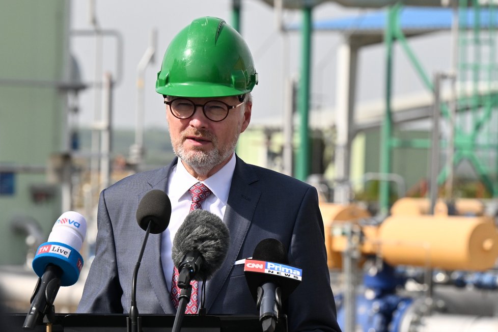 Premiér Fiala (ODS) a ministr průmyslu a obchodu Síkela (STAN) si na Břeclavsku prohlédli státem odkoupené zásobníky plynu společnosti RWE Gas Storage CZ (18. 9. 2023).
