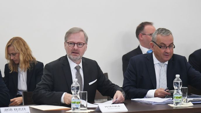 Předseda vlády Petr Fiala a ministr průmyslu a obchodu Jozef Síkela na setkání s představiteli obcí dotčených těžbou lithia
