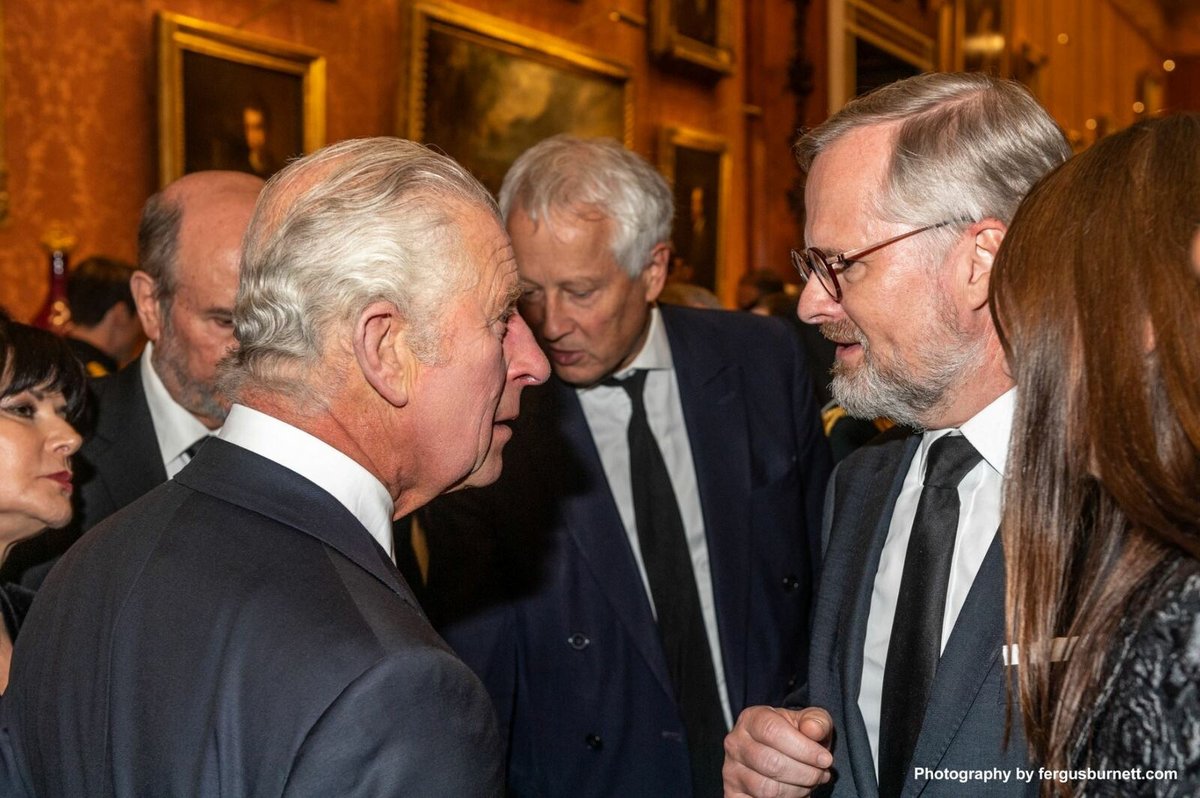 Premiér Petr Fiala (ODS) s britským králem Karlem III. na slavnostní recepci.