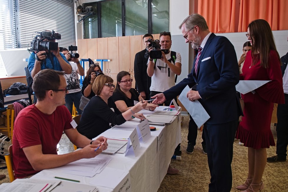 Petr Fiala u komunálních voleb 2022: V doprovodu manželky Jany (23.9.2022)