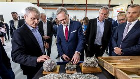 Premiér Petr Fiala si prohlíží cinvaldit ve společnosti Geomet, která má na starosti projekt těžby lithia na Cínovci.