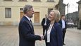 Český premiér Petr Fiala vítá britskou premiérku Liz Trussovou při příchodu na zasedání Evropského politického společenství.