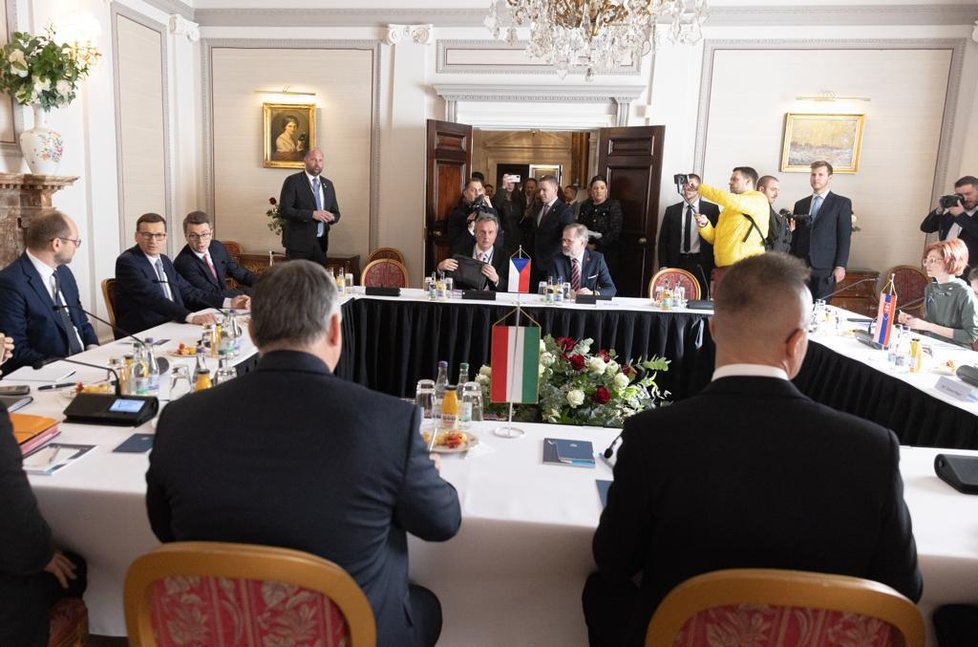 Premiér Petr Fiala v Londýně, kam vyrazili představitelé V4 na jednání s premiérem Johnsonem (8.3.2022)