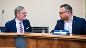 Premiér Petr Fiala (ODS) a ministr práce a sociálních věcí Marian Jurečka (KDU-ČSL) při jednání tripartity. (6. května 2024)