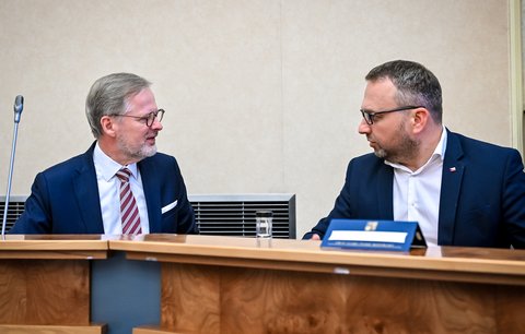 Vláda schválila zvýšení penzí i minimální mzdy. Prošla i Jurečkova „superdávka“