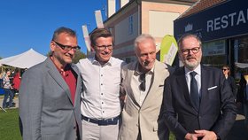 Oslava 35 let ODS: Expředsedové ODS Petr Nečas (vlevo), Petr Topolánek (třetí zleva) a Petr Fiala (vpravo) se současným předsedou Martinem Kupkou