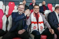 Fiala a Morawiecki jako „soupeři“: Premiéři vyrazili v Praze na fotbal!