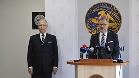Šéf Bezpečnostní informační služby Michal Koudelka a premiér Petr Fiala (ODS)
