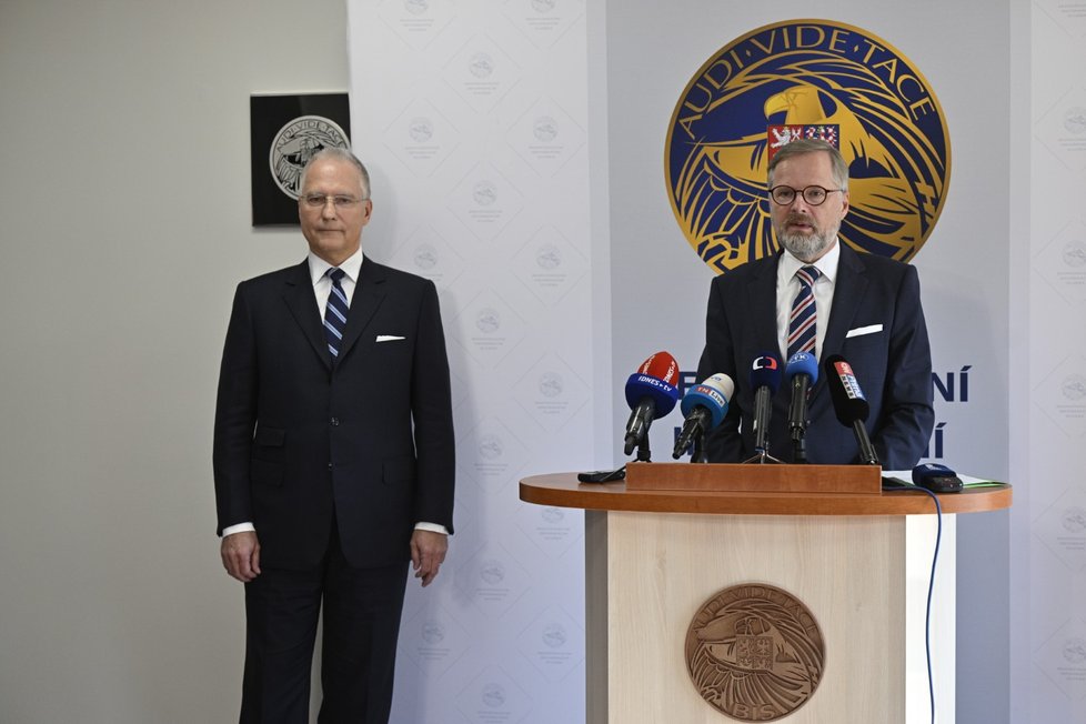 Šéf Bezpečnostní informační služby Michal Koudelka a premiér Petr Fiala (ODS) (17.10.2022)