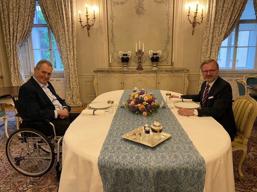 Premiér Petr Fiala (ODS) na večeři s prezidentem Milošem Zemanem (16.5.2022)