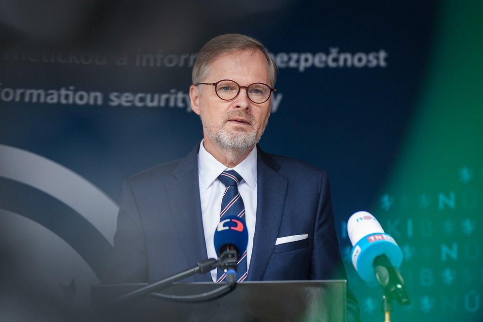 Premiér Petr Fiala zavítal do centrály Národního úřadu pro kybernetickou a informační bezpečnost, 20. října 2023.