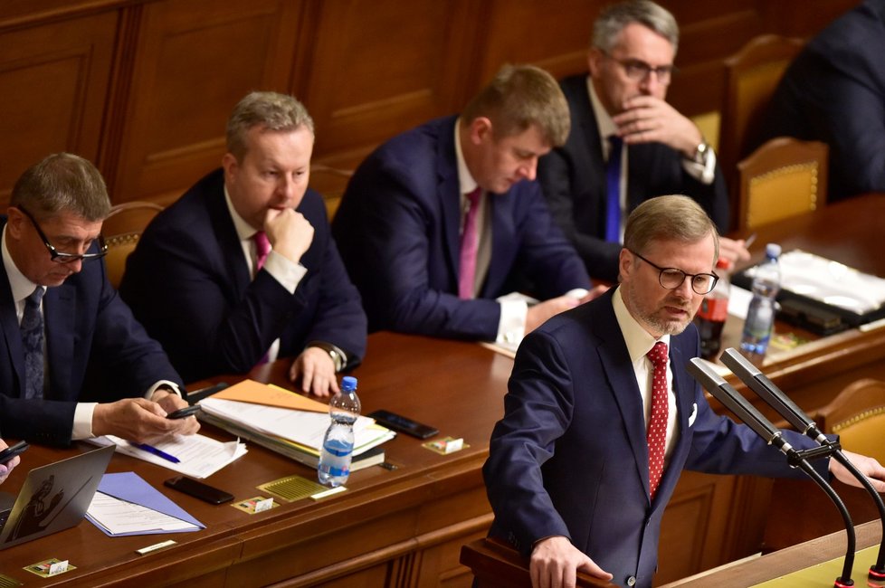 Na úvod schůze k hlasování o nedůvěře vládě vystoupil v Poslanecké sněmovně předseda opoziční ODS Petr Fiala. Právě jeho strana schůzi svolala. (23. 11. 2018)