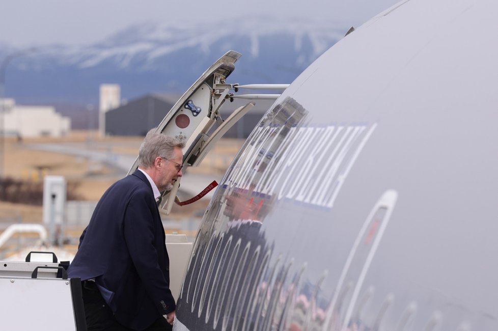 Český premiér Petr Fiala (ODS) na cestě do USA během mezipřistání na Islandu (14.4.2024)