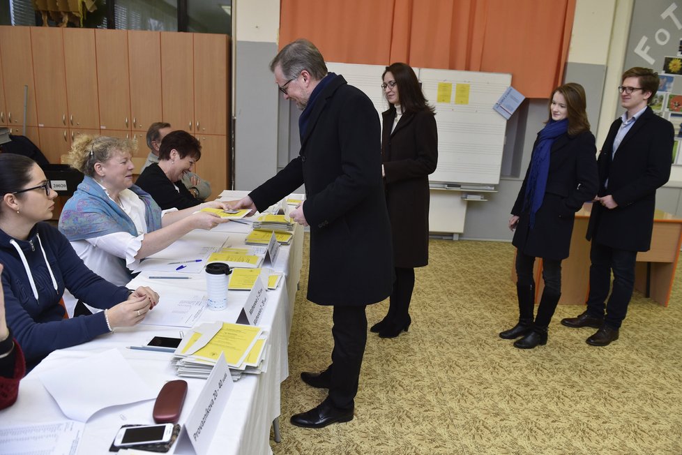 Šéf ODS Petr Fiala vyrazil k 2. kolu prezidentských voleb s manželkou Janou i dětmi.