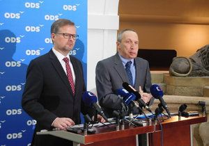 Předseda ODS Petr Fiala a expert ODS na oblast školství Václav Klaus mladší na tiskovce ve Sněmovně